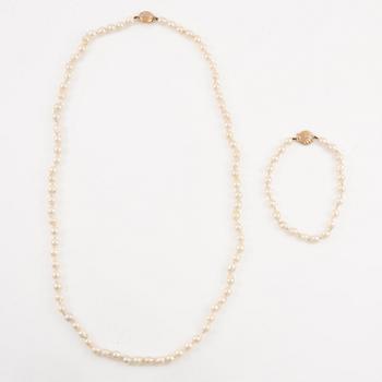 Necklace and bracelet, with cultured pearls, clasp 8K gold.