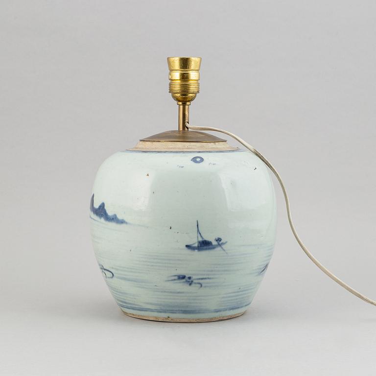 A blue and white porcelain lamp, Qing dynasty, 18th Century.