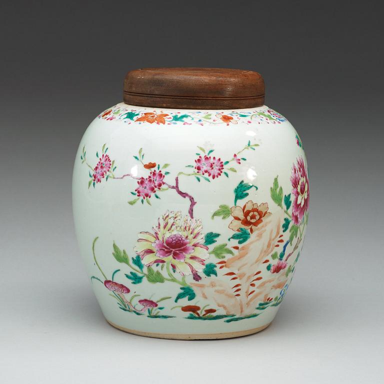 A famille rose jar, Qing dynasty, Qianlong (1736-95).