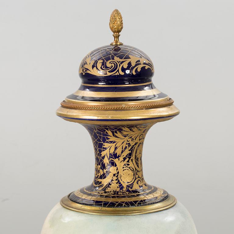 A porcelain urn, France, early 20th Century.