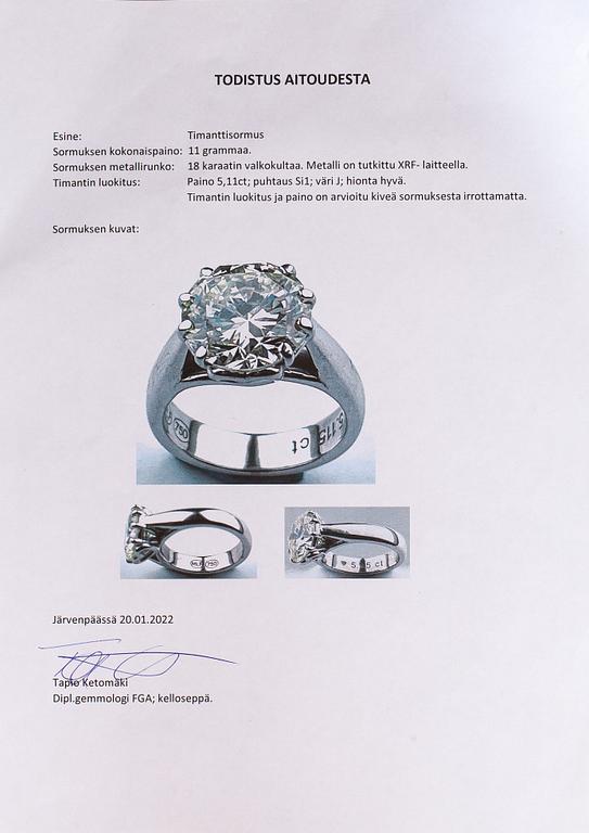 Ring, 18K vitguld och briljantslipad diamant ca 5.11 ct.