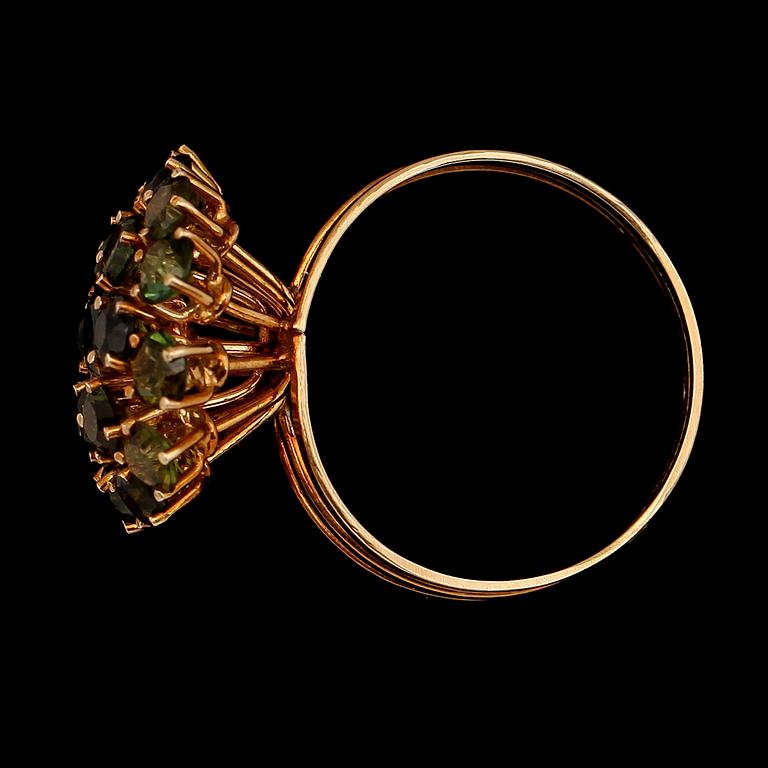 RING, 18K guld och gröna stenar. Total vikt ca 4 g.