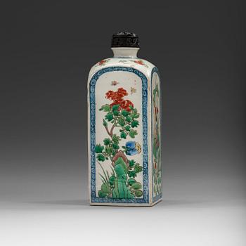 253. A square famille verte bottle, Qing dynasty, Kangxi (1662-1722).