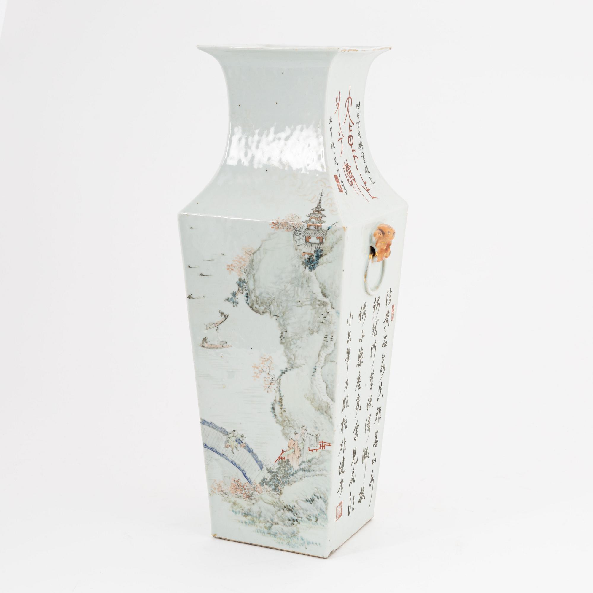 A Chinese square caligraphy vase, around 1900.