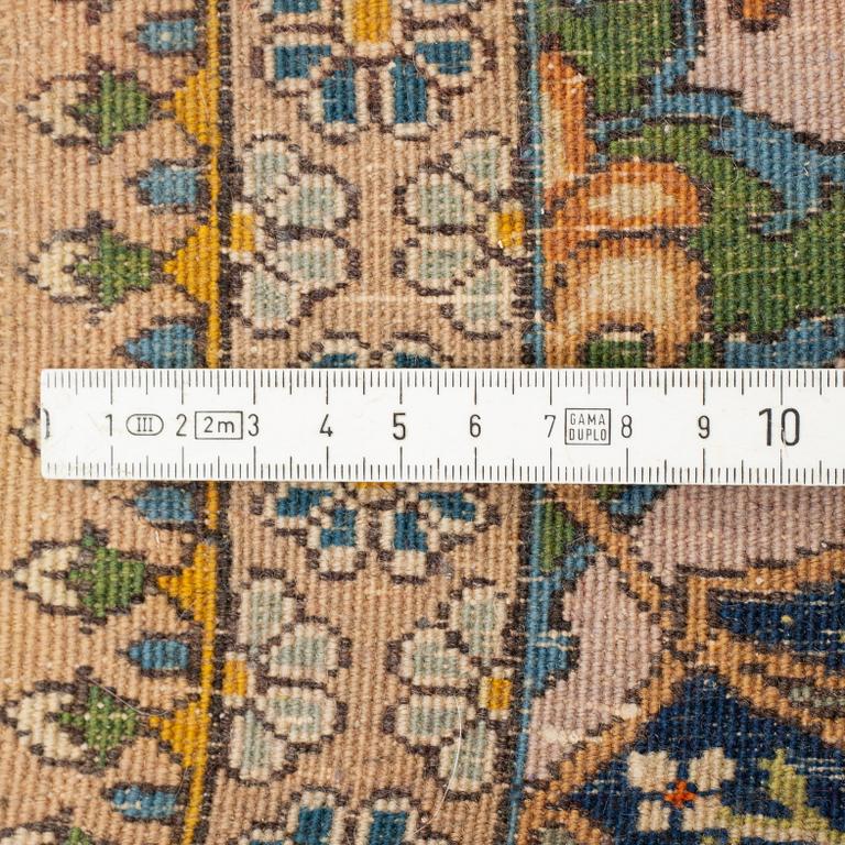 A CARPET, semi-antique Tabriz, ca 260 x 167 cm.
