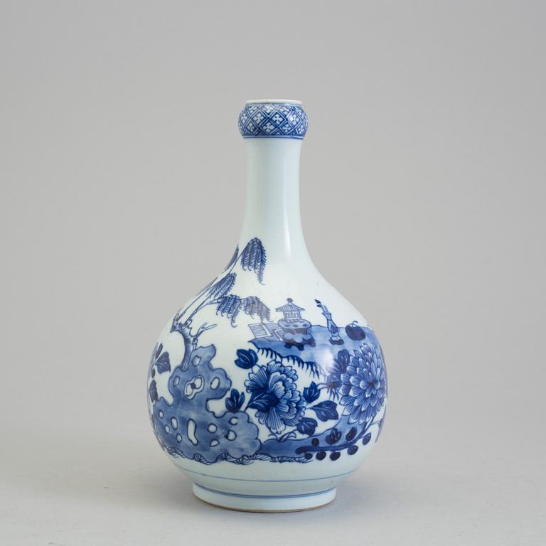 A blue and white vase, Qing dynasty, Qianlong (1736-95).