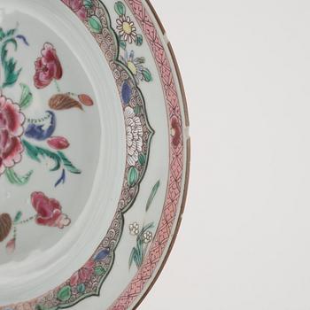 A set of six Chinese famille rose export porcelain plates, Qing dynasty, 18th century.