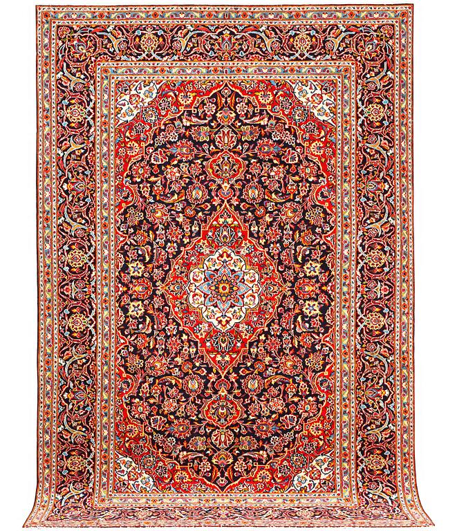 A Mahal carpet, a. 326 x 207 cm.