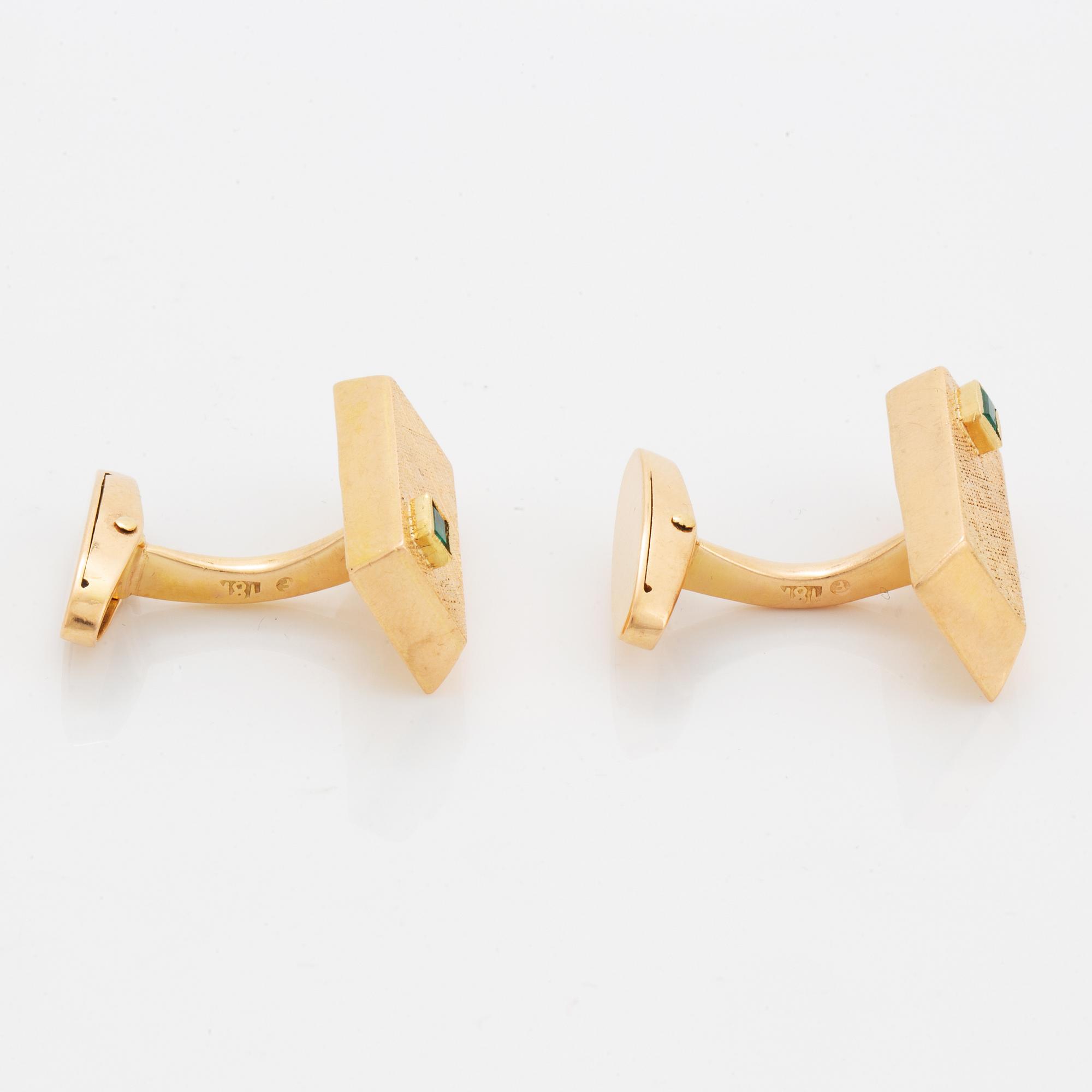 Cufflinks, 1 pair, 18K gold with 2 rectangular cut emeralds.