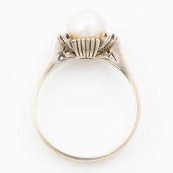 18K white gold ring with a cultured pearl and small diamonds.