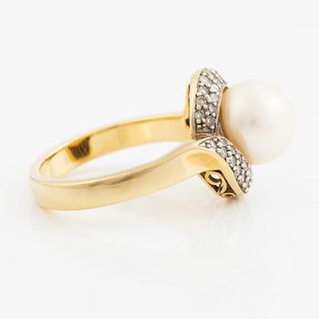 Ring 18K gold with a cultured pearl and round brilliant-cut diamonds.
