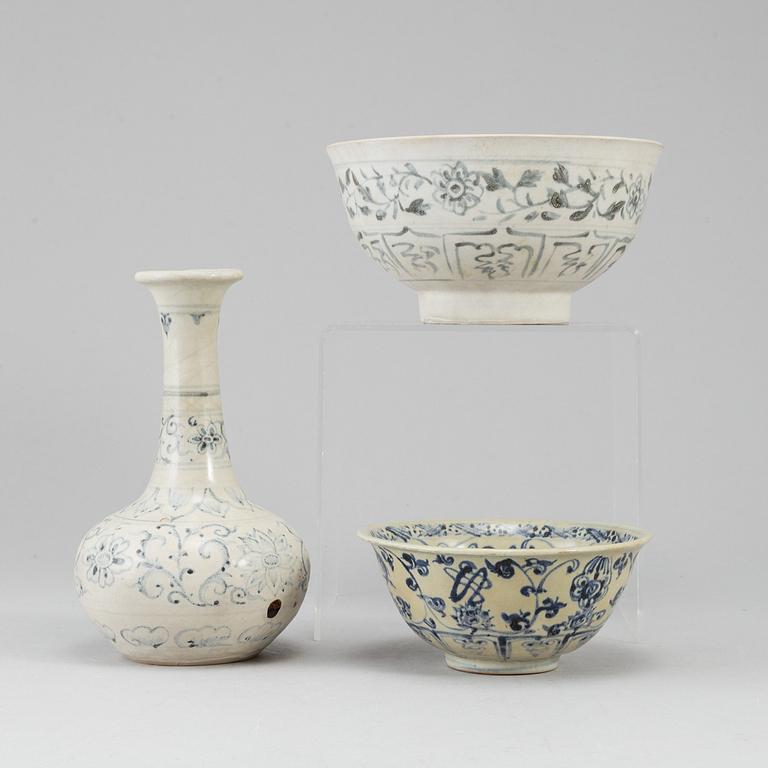 A set of two blue and white bowls and a vase, Thailand, 18th Century.