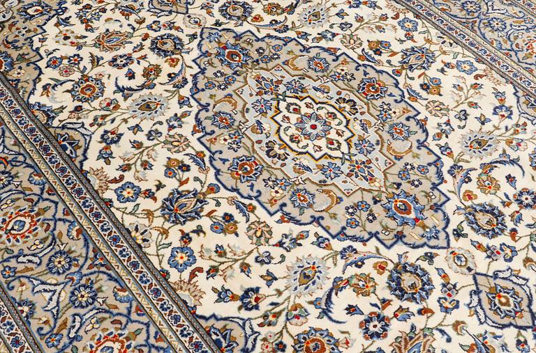 A carpet, Kashan, ca 305 x 205 cm.