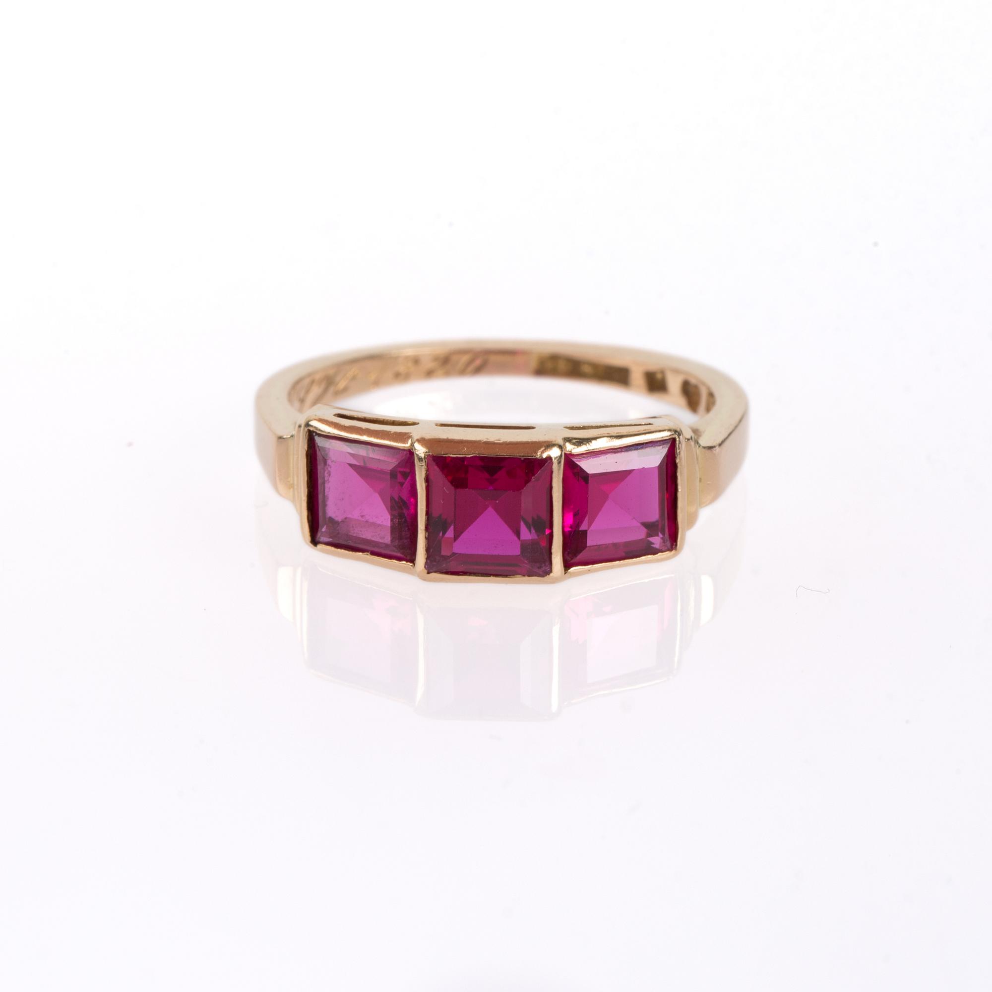 RING, guld med tre trappslipade rubiner, tot ca 1.30 ct. Gustaf Dahlgren, Malmö, 1951.