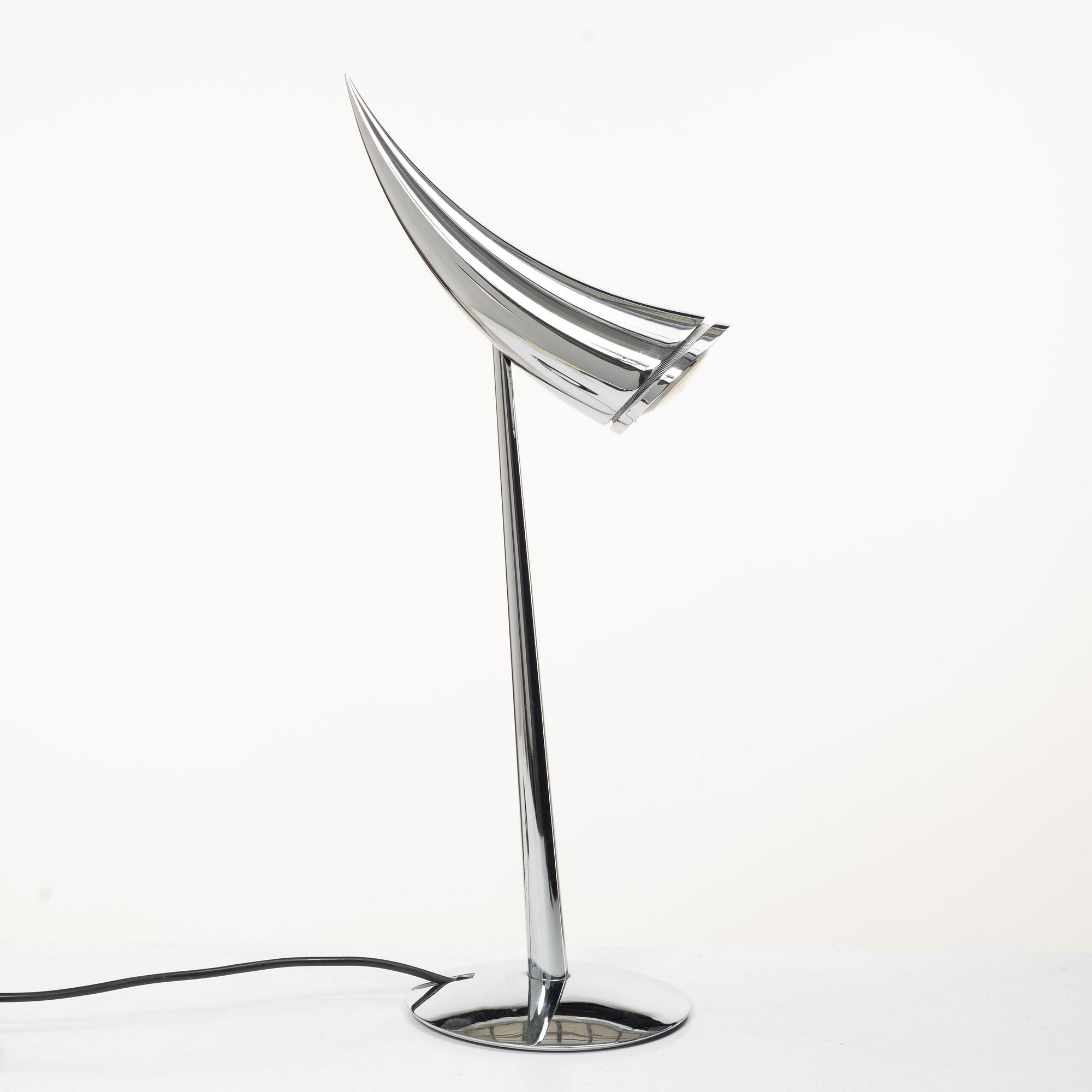 Philippe Starck, Bordslampa "Ara" av förkromad metall. Flos, Etikettmärkt.