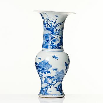 A Chinese blue and white 'Yen-Yen' Vase, Qing dynasty, Kangxi (1662-1722).