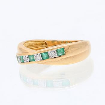 Ring in 18K gold with round brilliant-cut diamonds and step-cut emeralds.