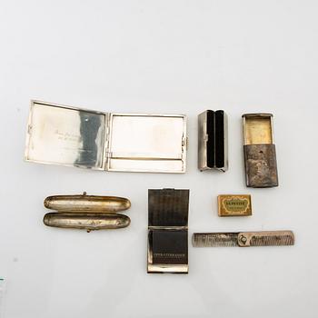 Various evening-related items such as a cigarette case, cigarette holder, clothes brush, etc. from the first half of the 20th century.