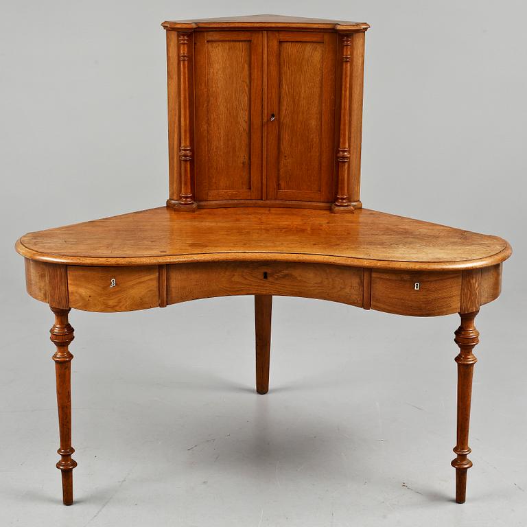 HÖRNSKRIVBORD, sekelskiftet 1900.