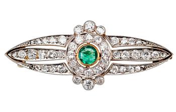 417. DIAMOND / EMERALD BROOCH.