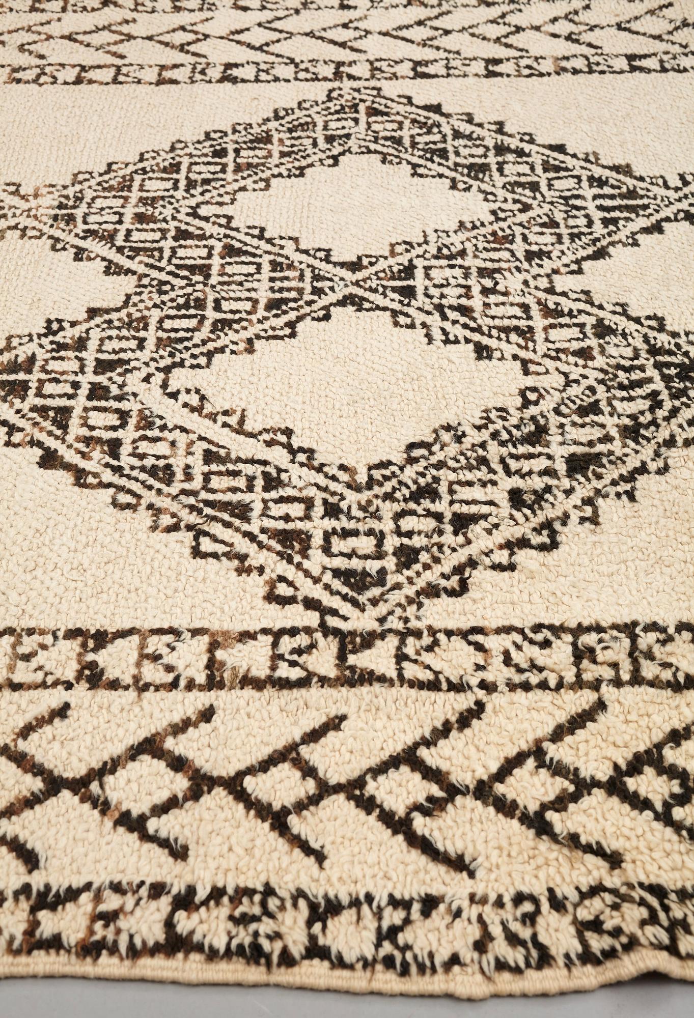 Matta, semiantik Marocko, troligen Beni Ourain, ca 263,5 x 181,5 cm  (samt kortsidorna med ca 8-10 cm slätväv).