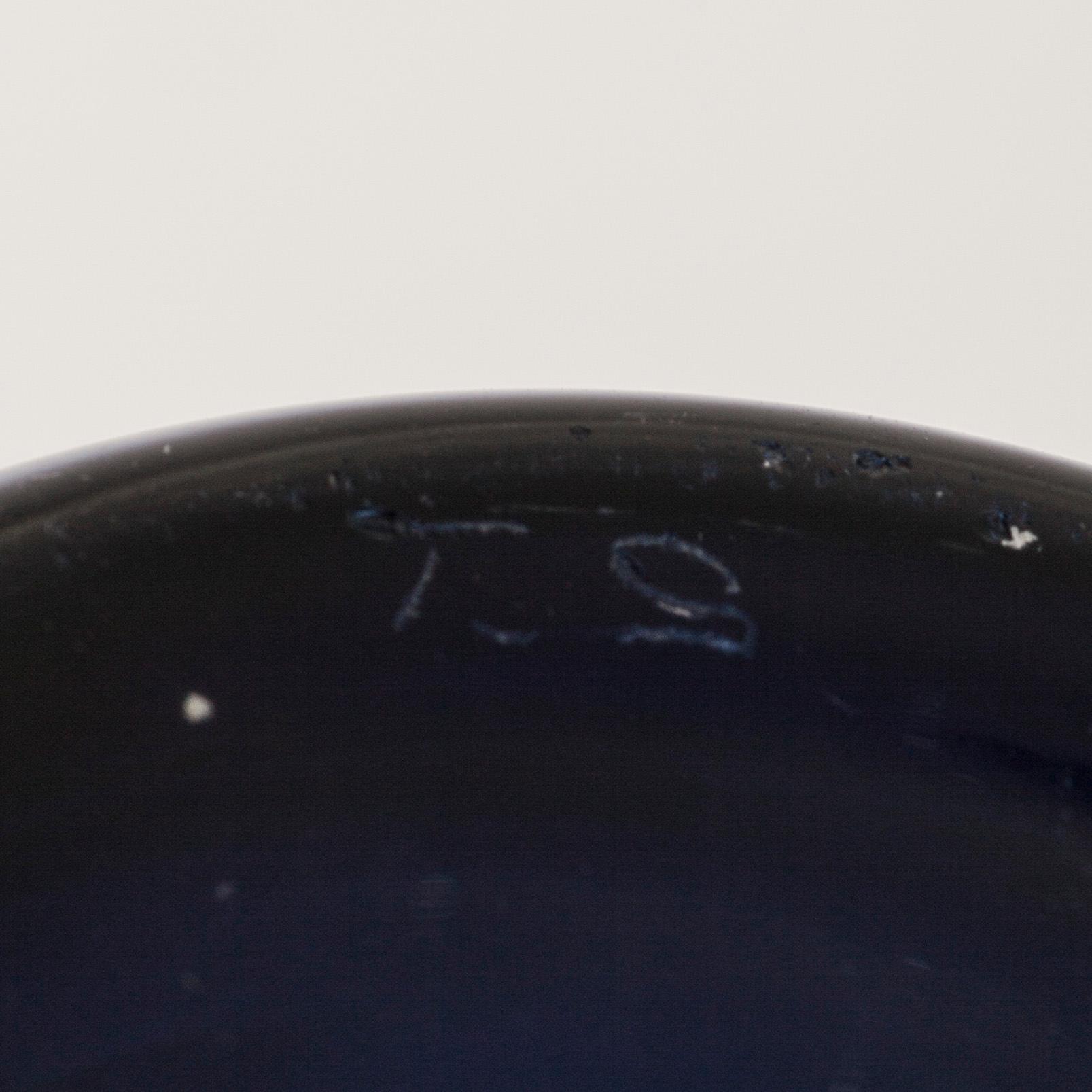 TILLBRINGARE, glas, i-linjen, Timo Sarpaneva, Iittala, signerad TS, och SKÅL, glas, signerad Jaakko Niemi Nuutajärvi.