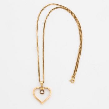 Brilliant-cut diamond heart pendant, with chain.
