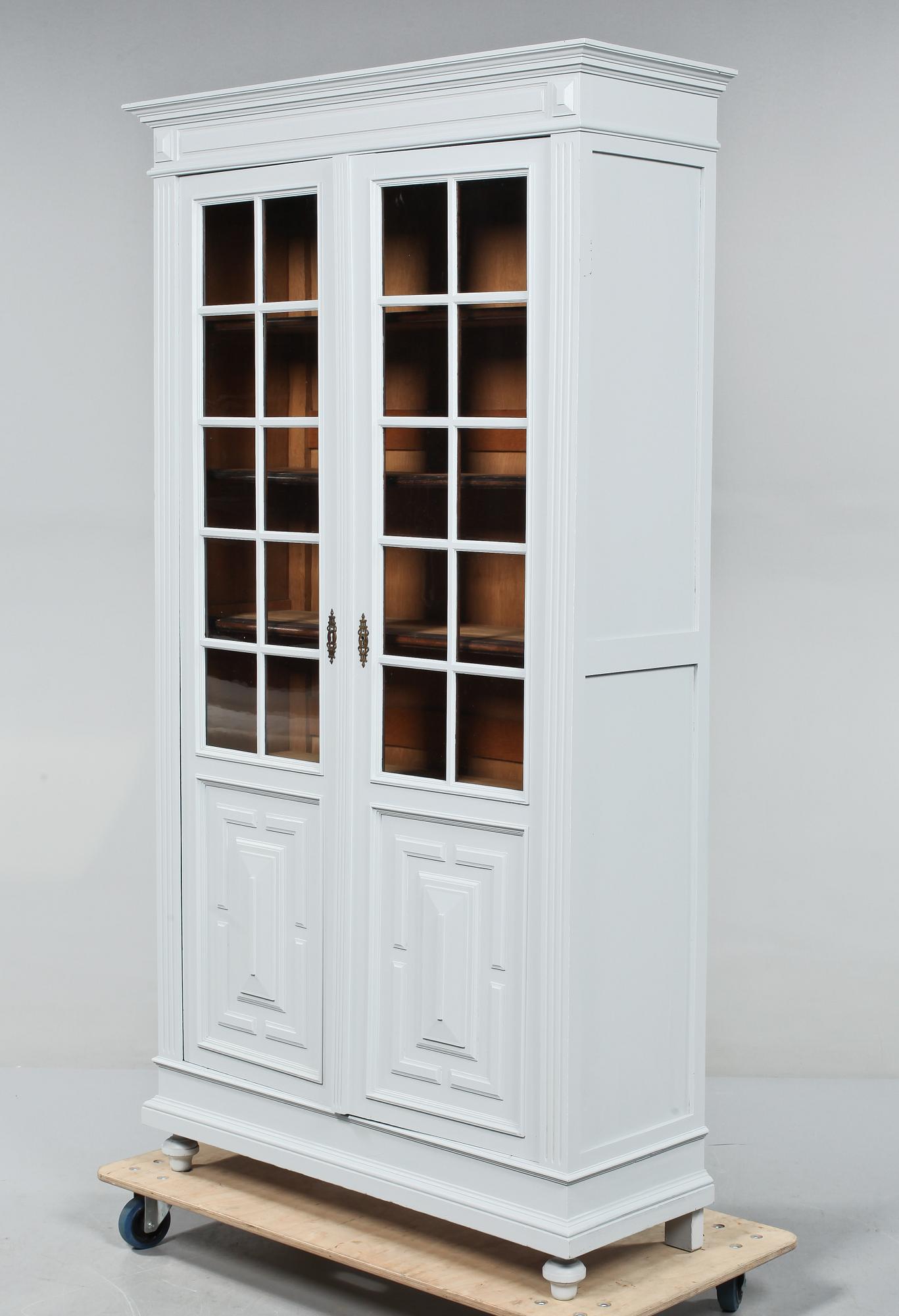 VITRINSKÅP, omkring sekelskiftet 1900.