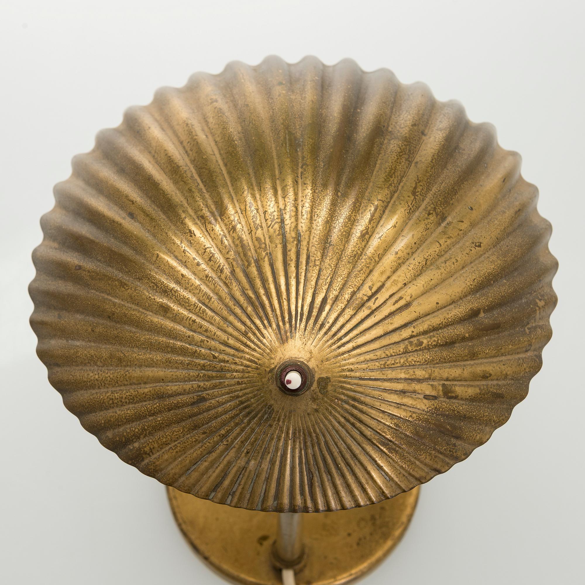 Paavo Tynell, a 1940s '5321' 'The Shell' table lamp for Taito.