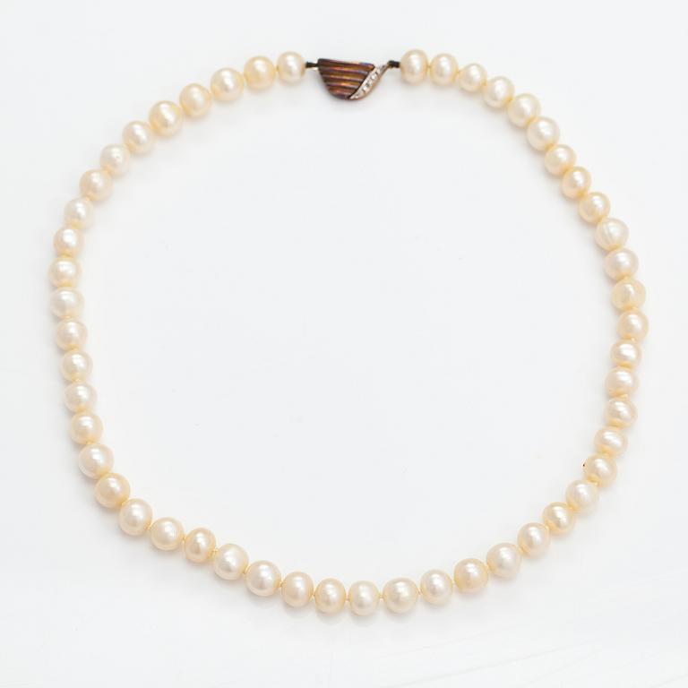 A pearl collier with cultured pearls, 14K gold clasp with ca. 0.045 ct of diamonds.