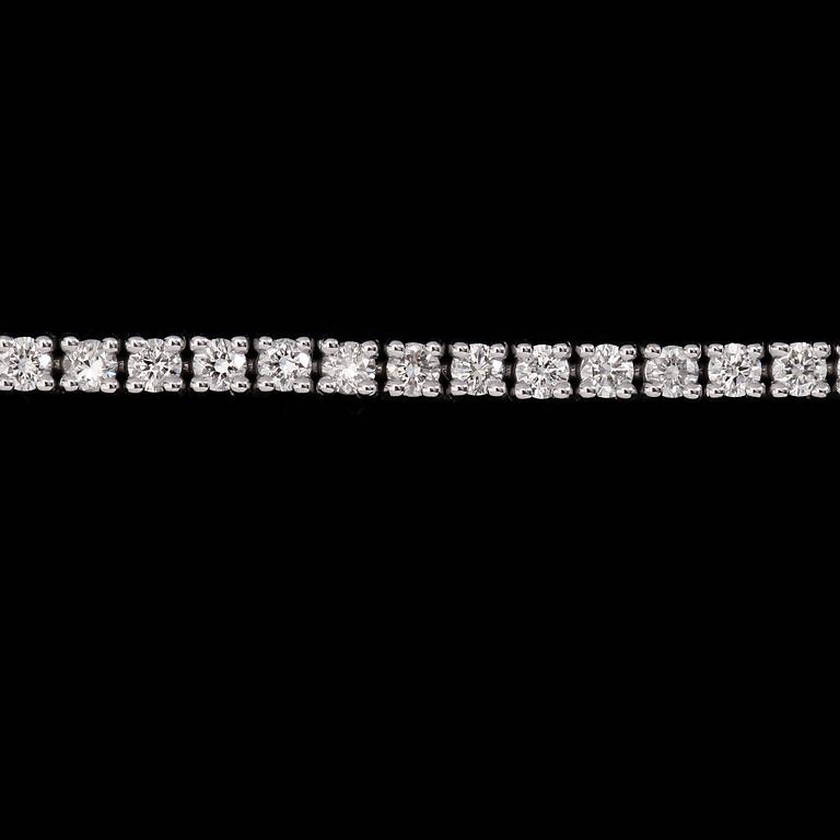 ARMBAND, 18K vitguld, 82 briljantslipade diamanter tot ca 2.20 ct.