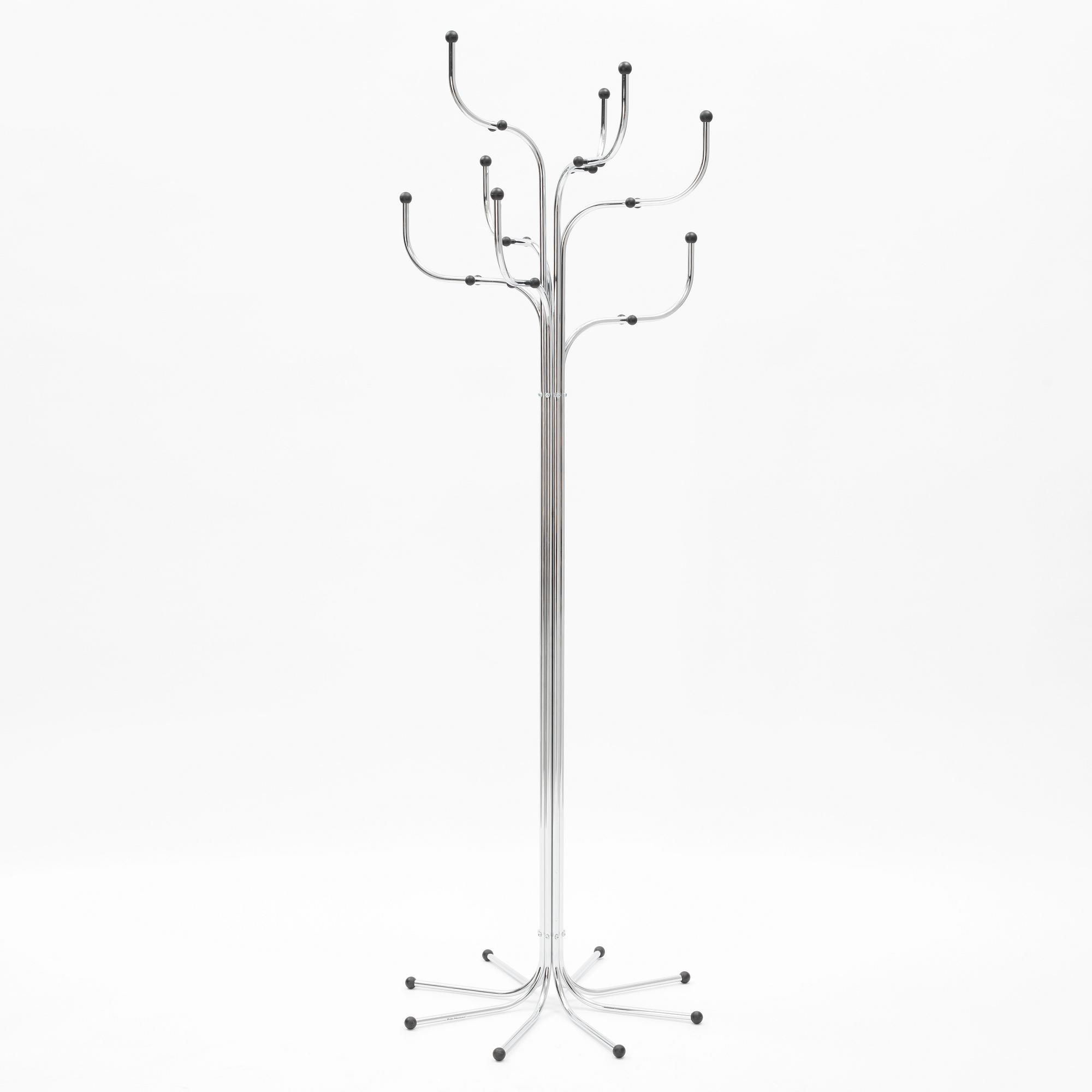 Sidse Werner, tamburmajor, "Coat Tree", Fritz Hansen, Danmark.