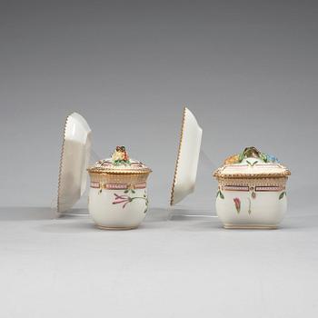 CREMEKOPPAR med LOCK och FAT, åtta stycken (6+2), porslin. "Flora Danica", Kunglig Dansk, 1900-tal.