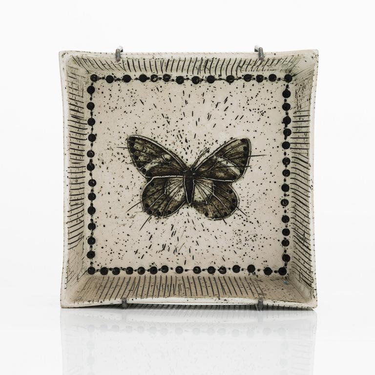 Rut Bryk, kivitavaraa, a tergo signeeraus BRYK.