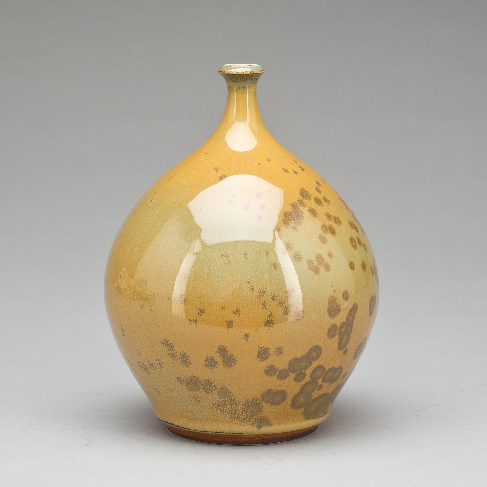 VAS, stengods. Sign Sven Hofverberg.