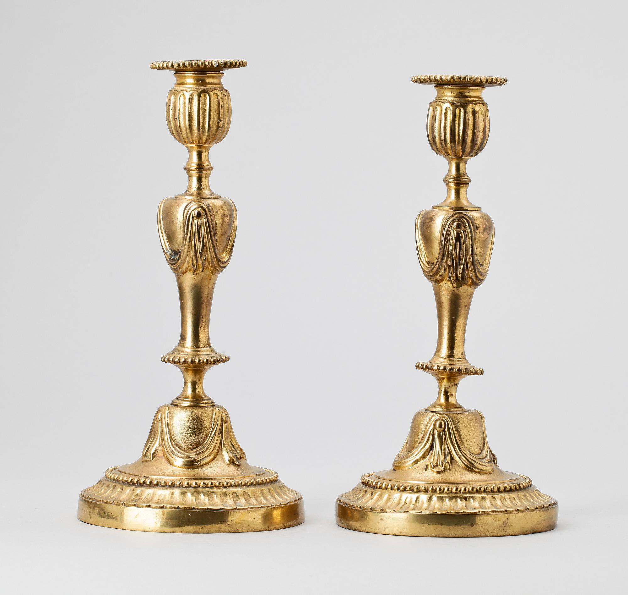 LJUSSTAKAR, ett par, mässing, Louis XVI-stil, 1800-talets slut.