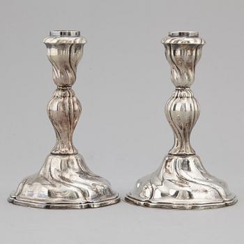LJUSSTAKAR, ett par, silver, rokokostil, Norge, 1900-talets mitt.