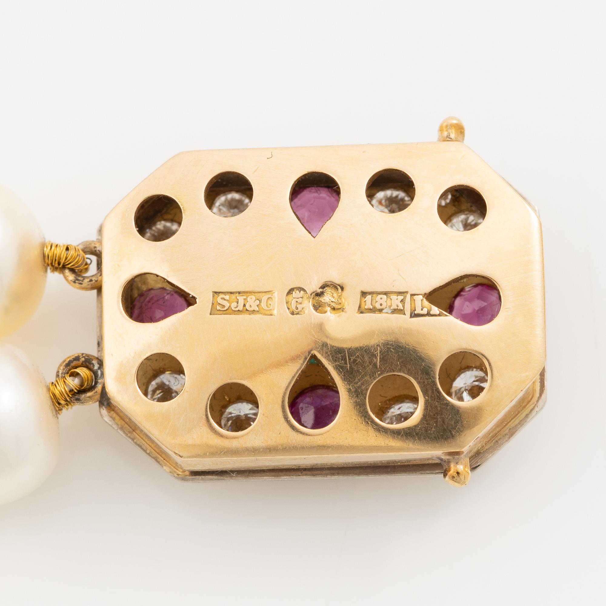Pearl necklace, two-stranded, with a clasp by Seblings in 18K gold set with emeralds, rubies, and brilliant-cut diamonds.