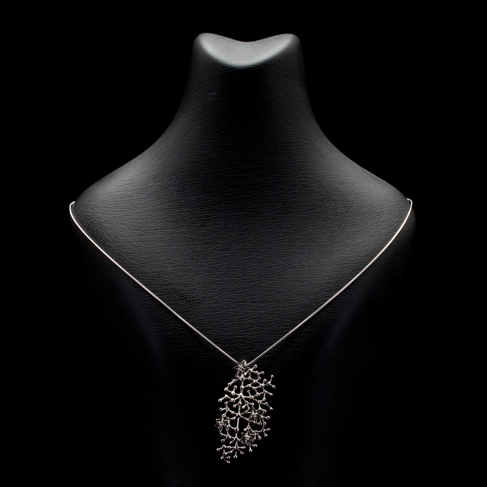 HALSSMYCKE, silver, design Tapio Wirkkala, Kultakeskus. Vikt 10,4 g.