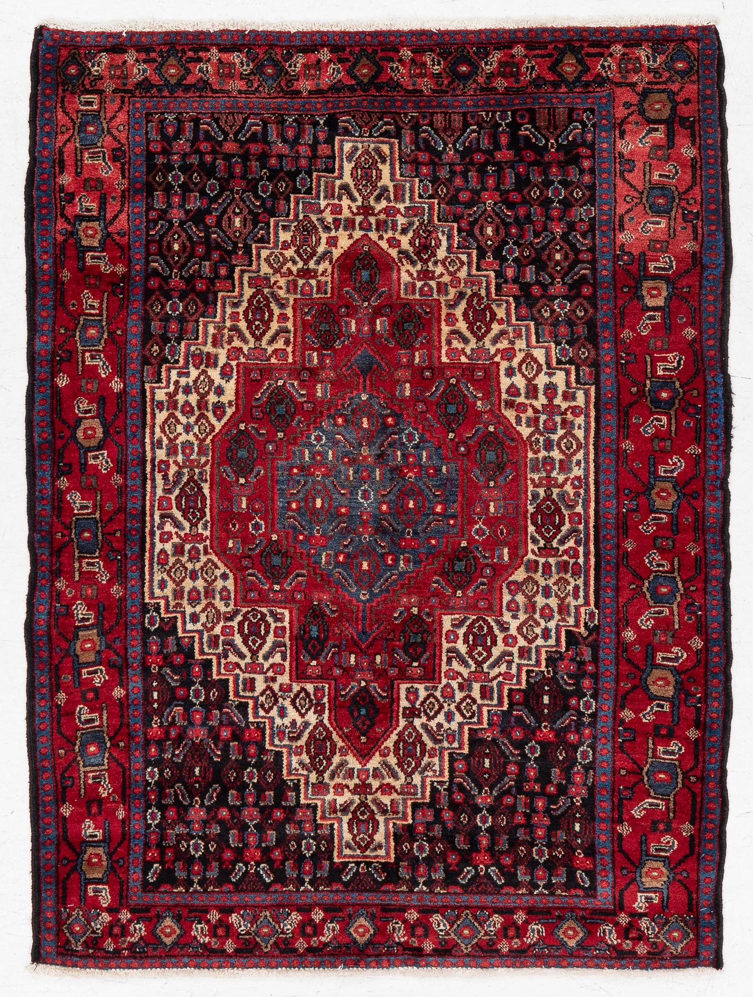 A Senneh rug, a. 159 x 117 cm.