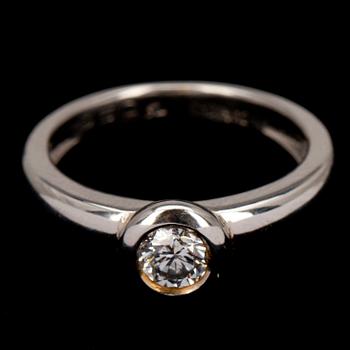 SORMUS, briljanttihiottu timantti n. 0.30 ct. arvioltaan W/ si. 18K valkokultaa. Paino 7,3 g.
