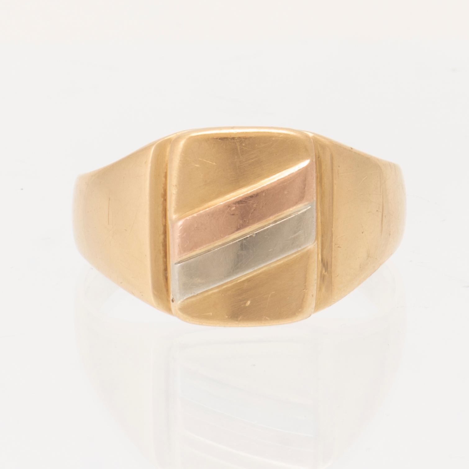 An 18K white, rosé and red gold ring.