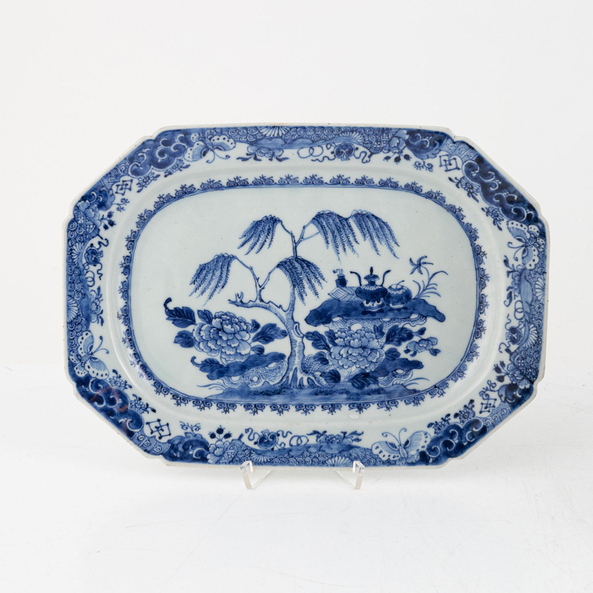 Stekfat, två stycken, kompaniporslin, Kina, Qingdynastin, Qianlong (1736-95).
