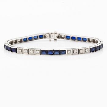 Arm bracelet, 14K white gold with sapphires and brilliant-cut diamonds.