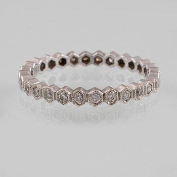 RING, 18K vitguld med briljantslipade diamanter. Vikt 1,8 gram.