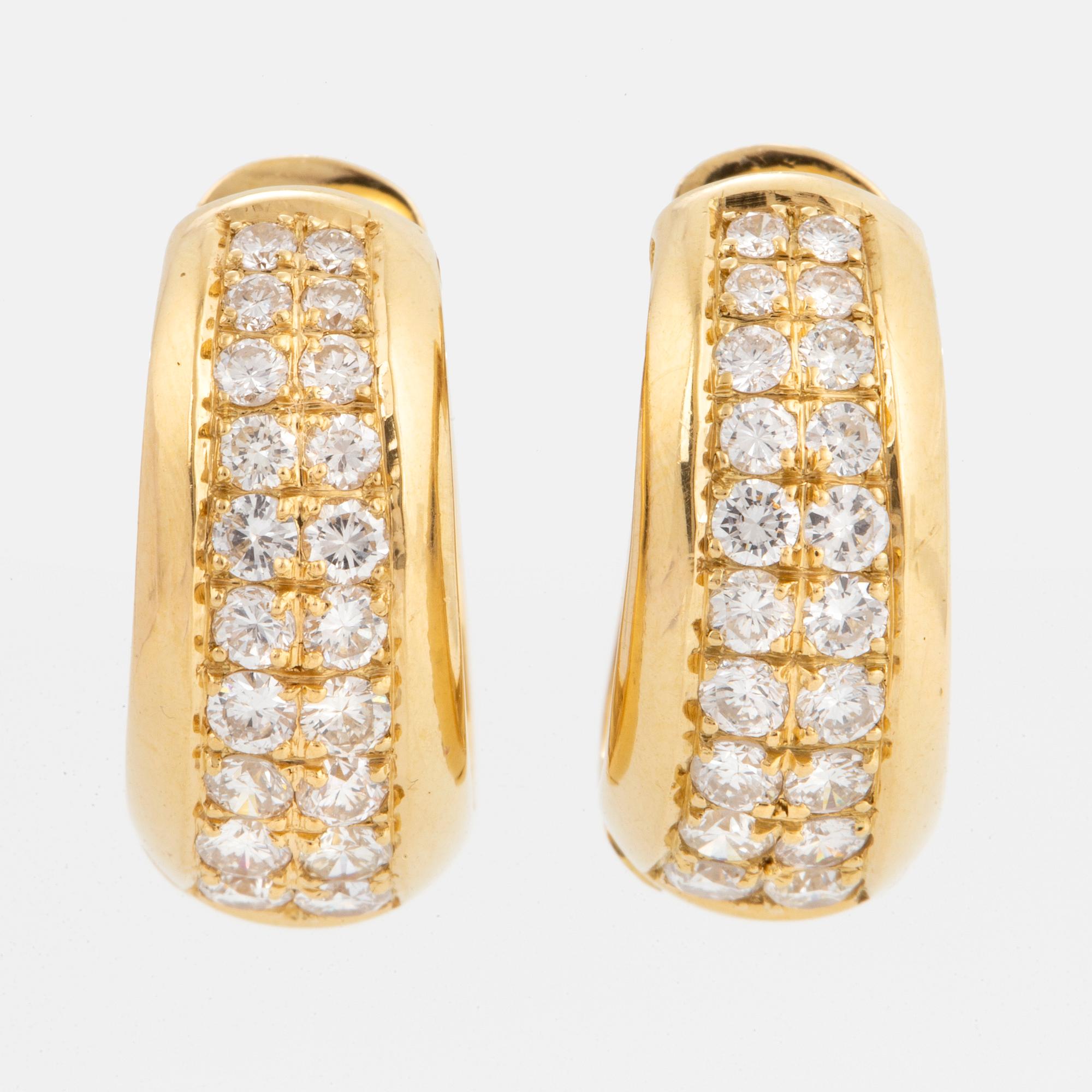 18K gold and brilliant-cut diamond earrings.
