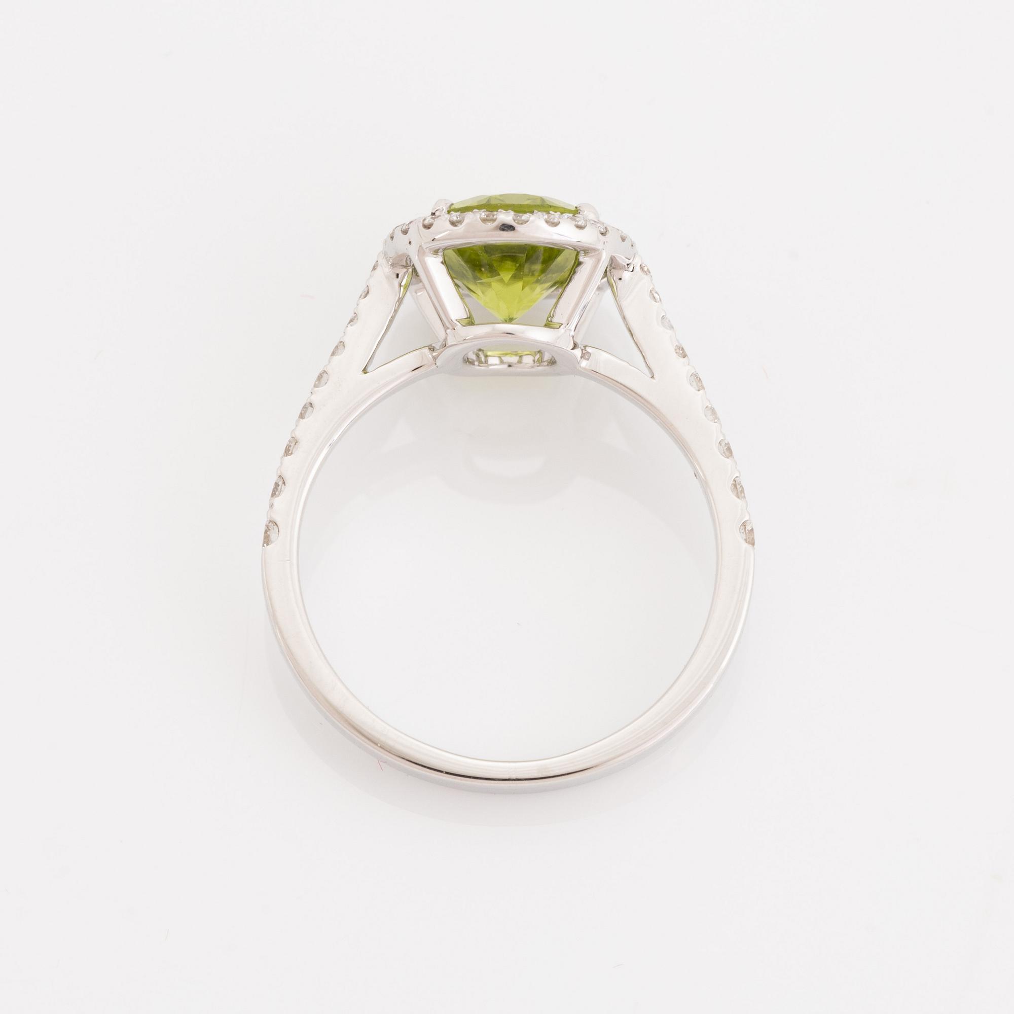 Ring med peridot och briljantslipade diamanter.