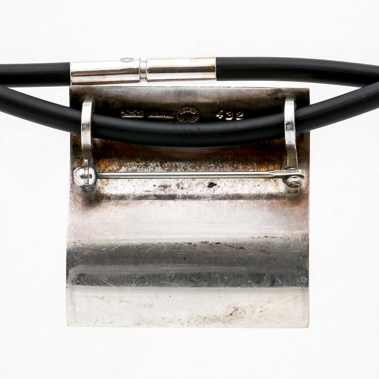 Georg Jensen hänge/brosch på gummi-vajer, sterling silver, ca 4 x 4 cm, längd ca 45 cm, nr 432.