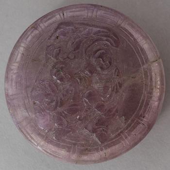 ASK med LOCK, troligen färgad alabaster. Kina, tidigt 1900-tal.