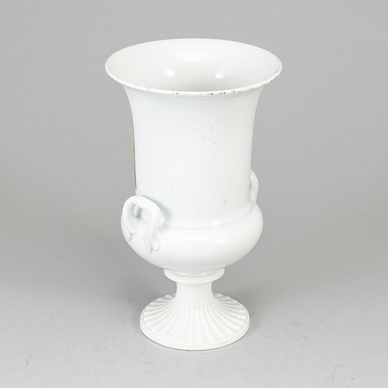 A Meissen porcelain urn from the 20th century.